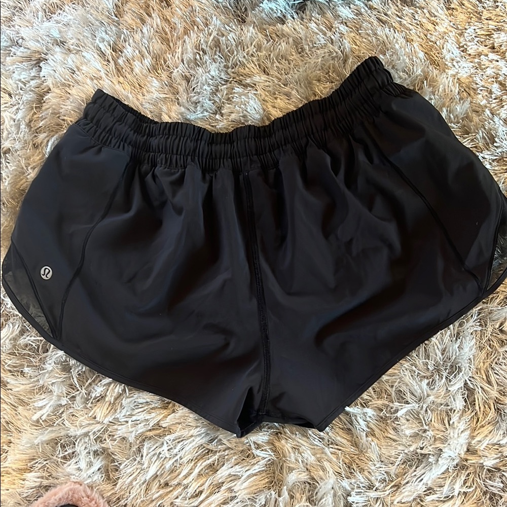 Lululemon hotty hot low rise 2.5” black shorts